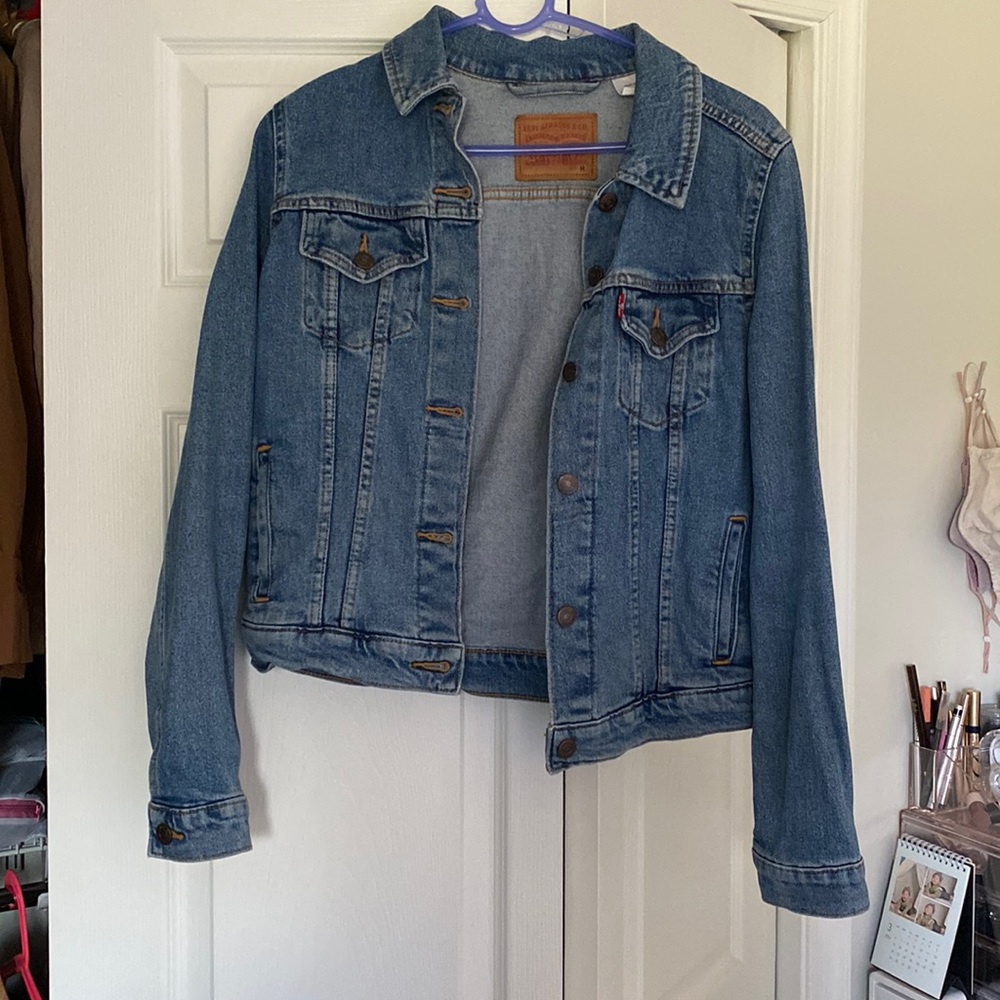 Levi’s Trucker Denim Jacket in Medium Wash (Size M)